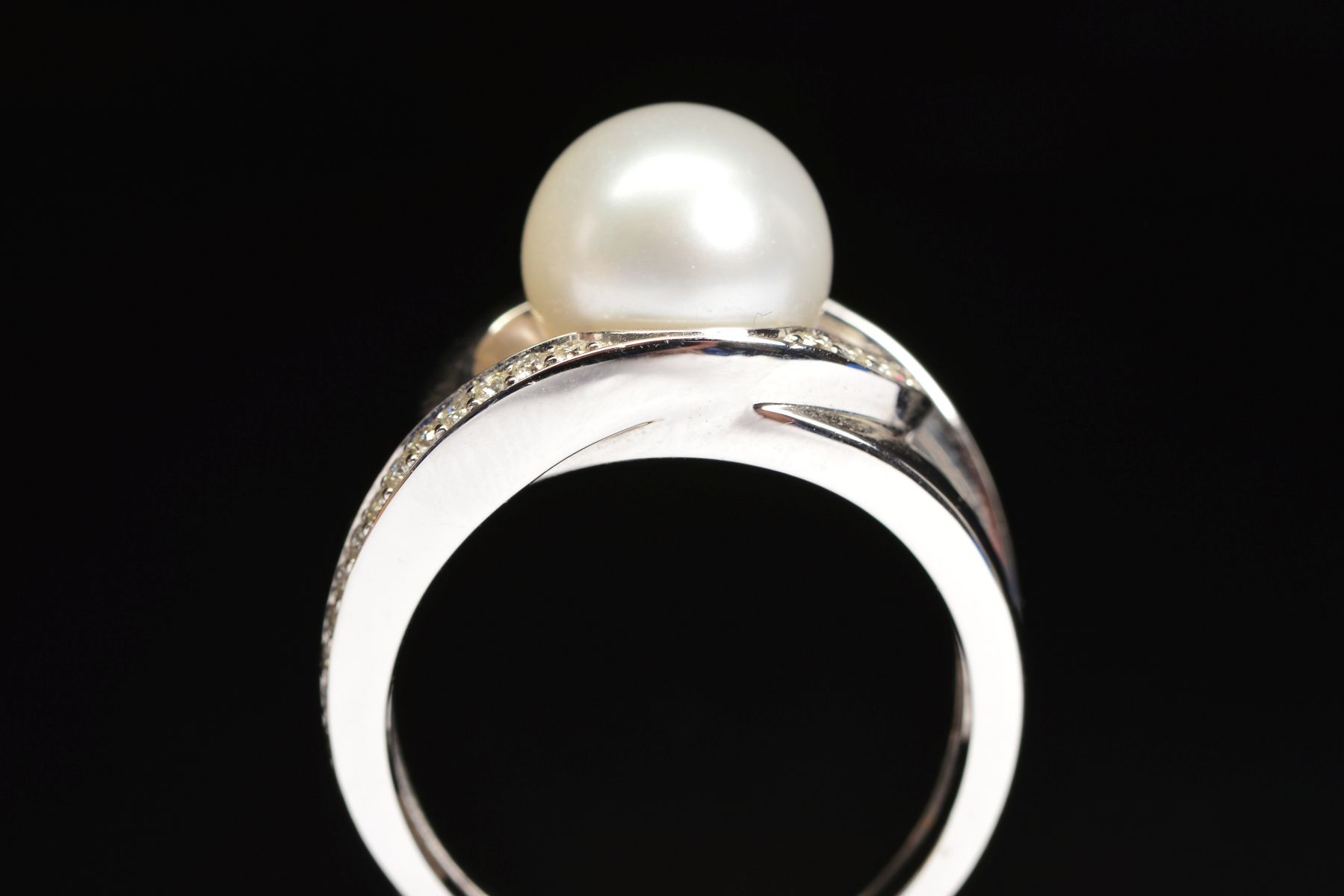 A MODERN 18CT WHITE GOLD, CULTURED PEARL AND DIAMOND RING, a white cultured pearl measuring - Image 4 of 5