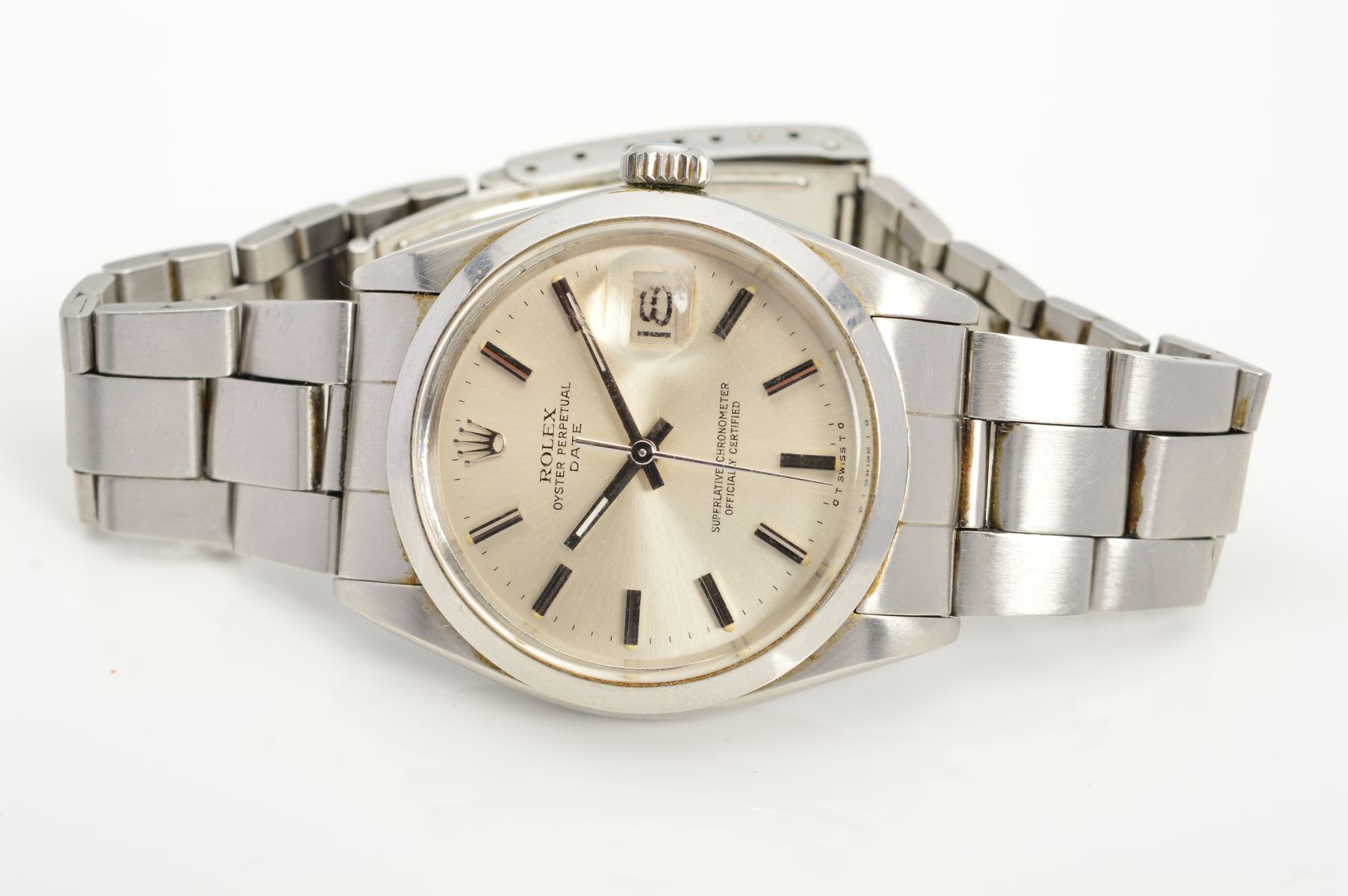 A ROLEX OYSTER PERPETUAL DATE WRISTWATCH, silvered dial with batons, cyclops lens at 3 o'clock, - Image 2 of 5