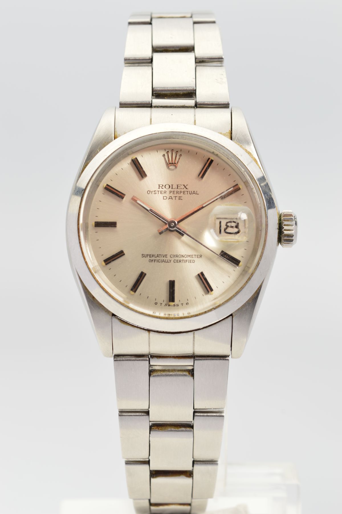A ROLEX OYSTER PERPETUAL DATE WRISTWATCH, silvered dial with batons, cyclops lens at 3 o'clock,