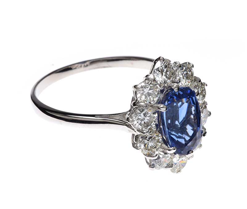 18CT WHITE GOLD SAPPHIRE AND DIAMOND CLUSTER RING - Image 2 of 3