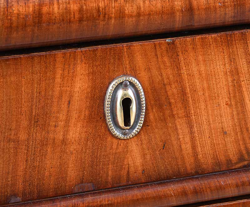 VICTORIAN MAHOGANY BOW FRONT CHEST OF DRAWERS - Image 3 of 7