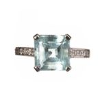 18CT WHITE GOLD TOPAZ DIAMOND RING