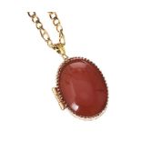 9CT GOLD CARNELIAN-SET LOCKET AND CHAIN