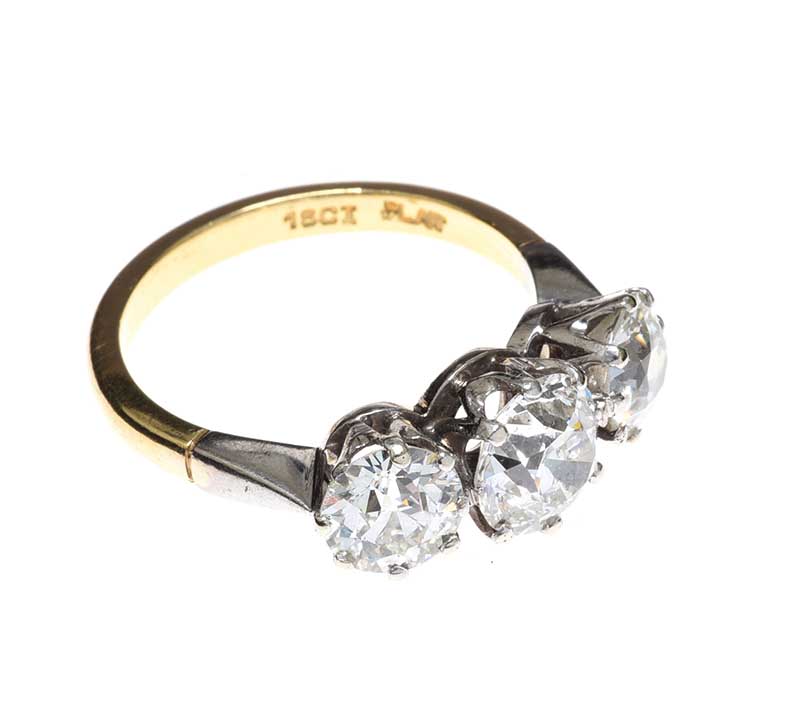 18CT GOLD AND PLATINUM THREE STONE DIAMOND RING - Image 2 of 3