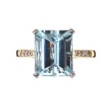 18CT GOLD AQUAMARINE AND DIAMOND DRESS RING