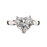 PLATINUM DIAMOND HEART-SHAPED SOLITAIRE RING