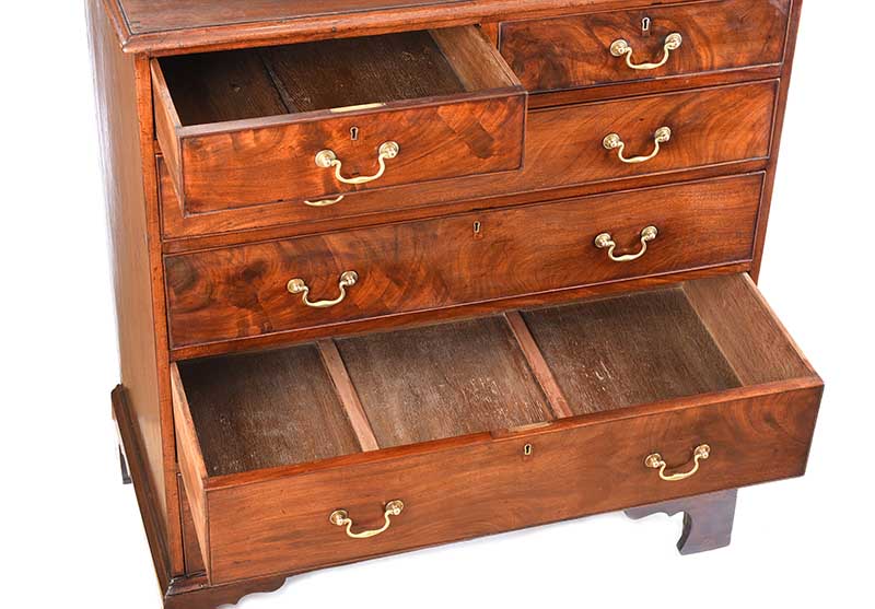 GEORGIAN MAHOGANY CHEST OF DRAWERS - Image 3 of 4