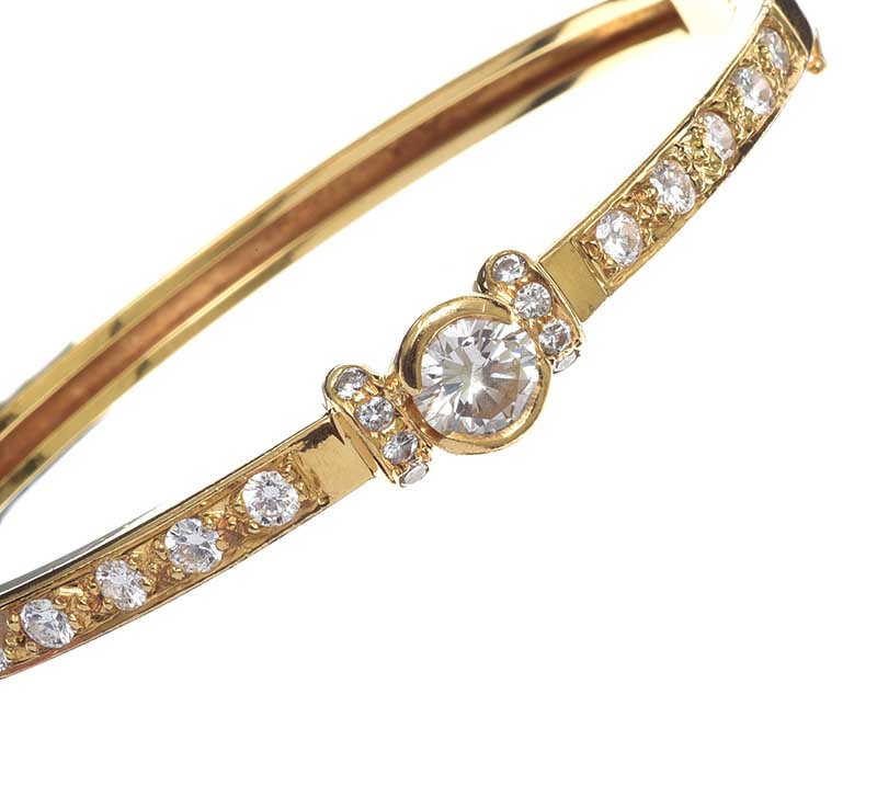 18CT GOLD DIAMOND BANGLE - Image 2 of 3