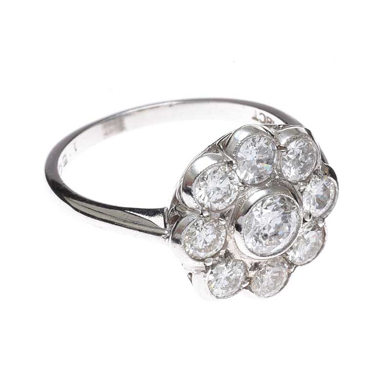 18CT WHITE GOLD DIAMOND DAISY CLUSTER RING - Image 2 of 3