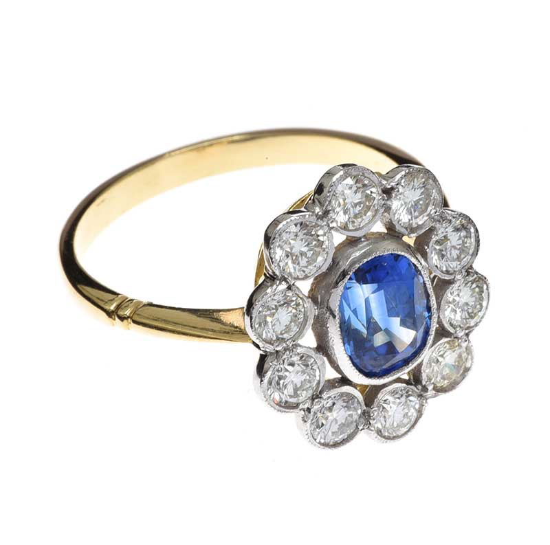 18CT GOLD SAPPHIRE AND DIAMOND CLUSTER RING - Image 2 of 3