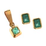 18CT GOLD EMERALD PENDANT AND EARRINGS