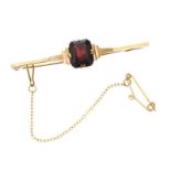 9CT GOLD GARNET BAR BROOCH