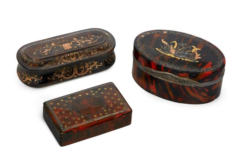 A George III tortoiseshell and pique oval snuff box, early 19th century, the lid inlaid with a hound