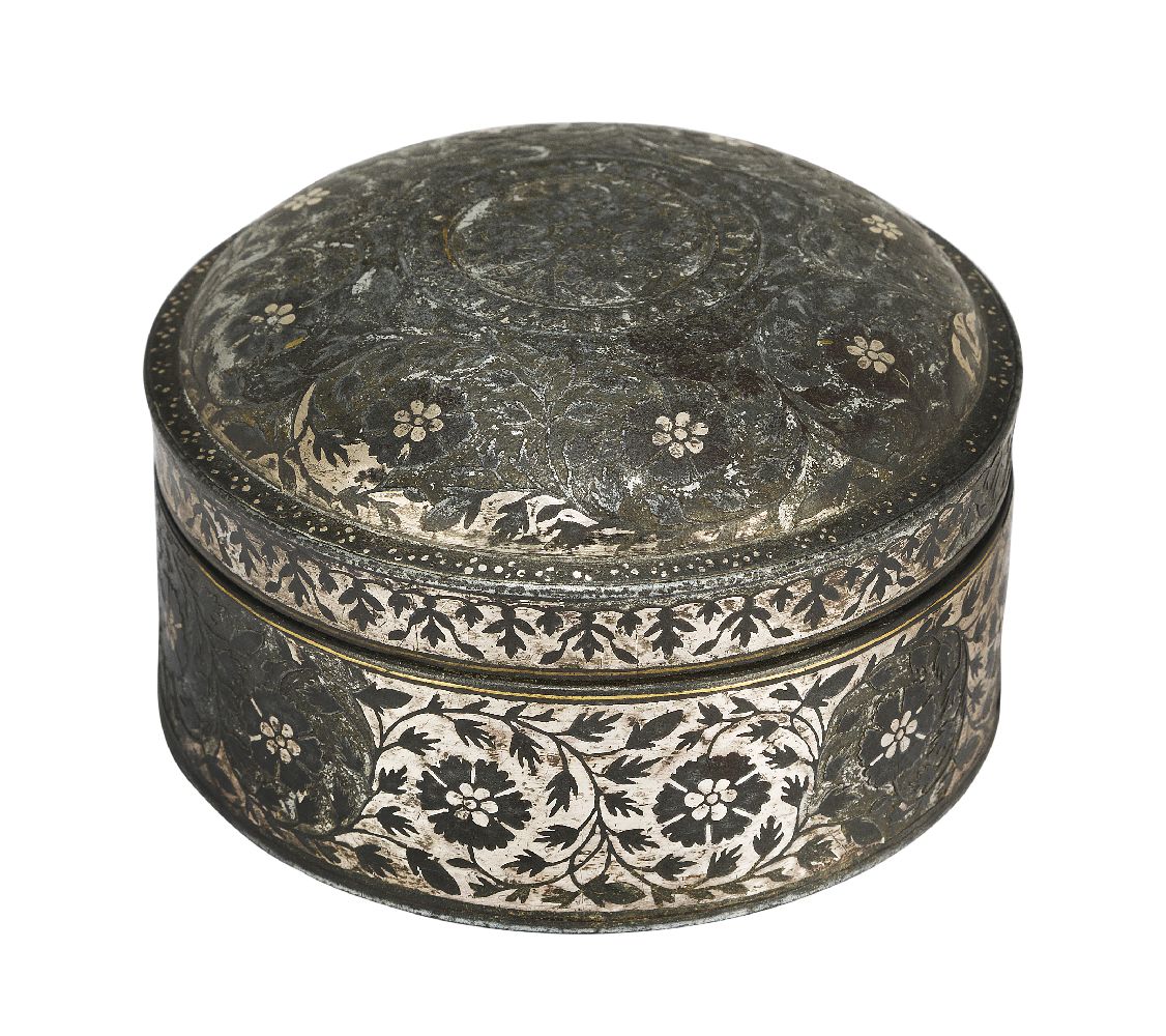 A Mughal silver inlaid bidriware circular lidded box, India, 18th century, decorated to lid and