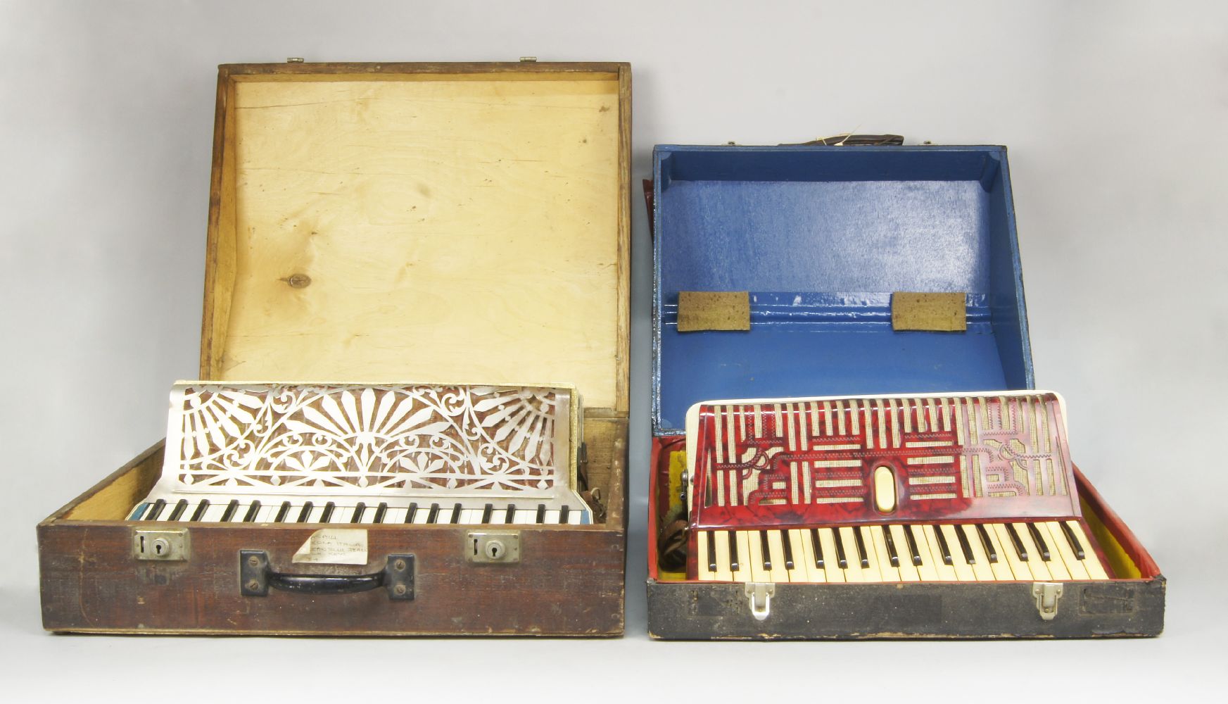 A Casali accordion, from Verona, 20th century, in an electric blue pearl finish, in a wooden case,