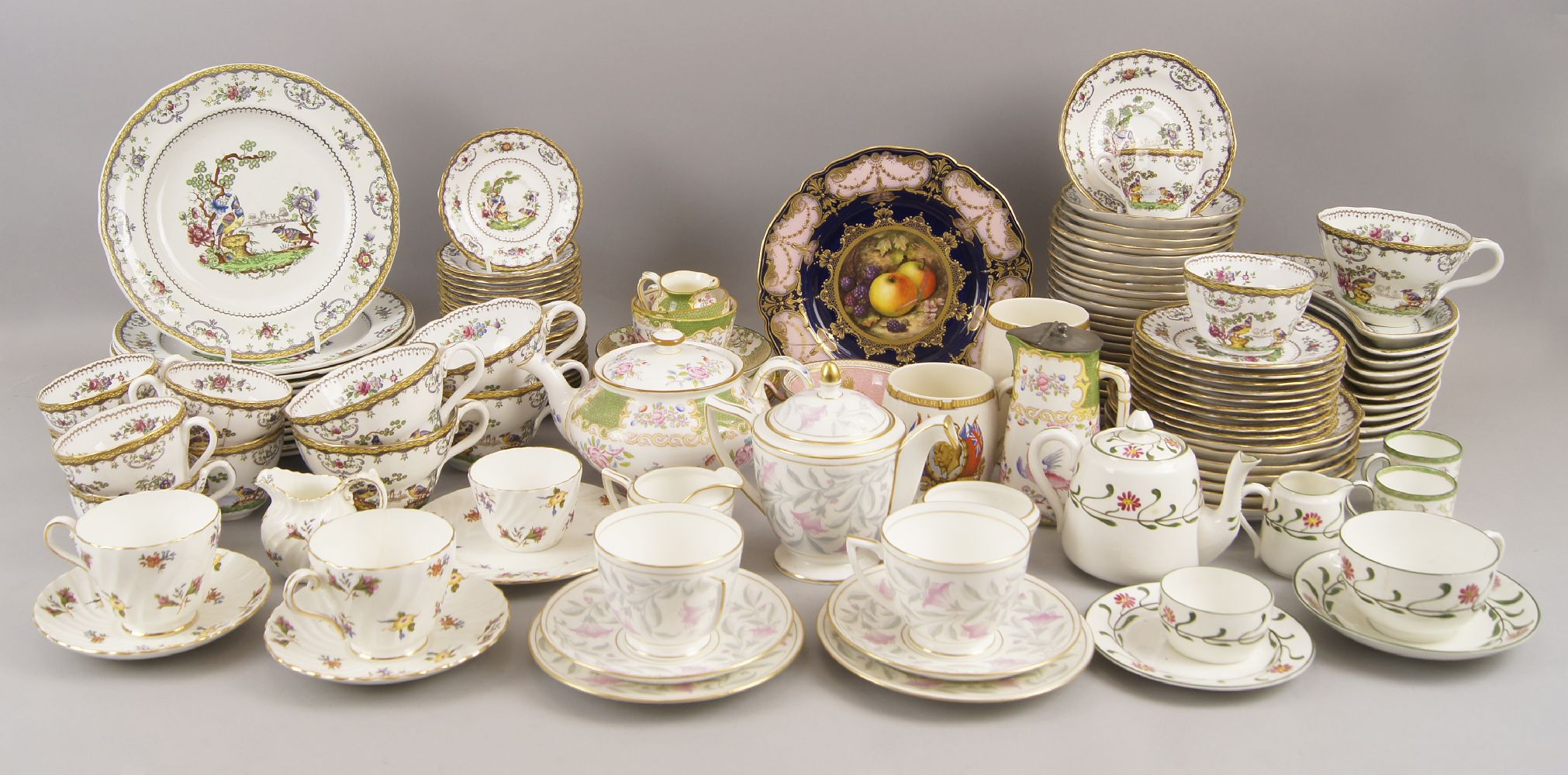 A Spode Chelsea pattern part dinner service, to comprise thirteen plates, ten crescent shaped