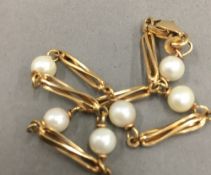 A 9 ct gold and pearl bead bracelet (5 grammes total weight)