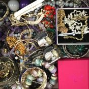 A quantity of costume jewellery