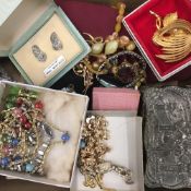 A quantity of costume jewellery