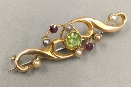 A 15 ct gold Edwardian gem and seed pearl set brooch (2 grammes total weight)