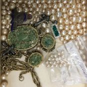 A small quantity of jewellery