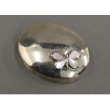 A silver oval mother-of-pearl snuff box