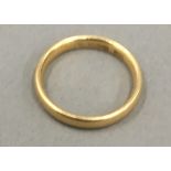 An 18 ct gold wedding band (4 grammes total weight)