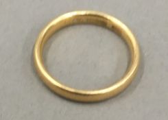 An 18 ct gold wedding band (4 grammes total weight)