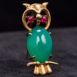 A 9 ct gold owl form brooch With green cabochon stone body and garnet set eyes. 3.5 cm high.