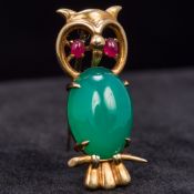 A 9 ct gold owl form brooch With green cabochon stone body and garnet set eyes. 3.5 cm high.