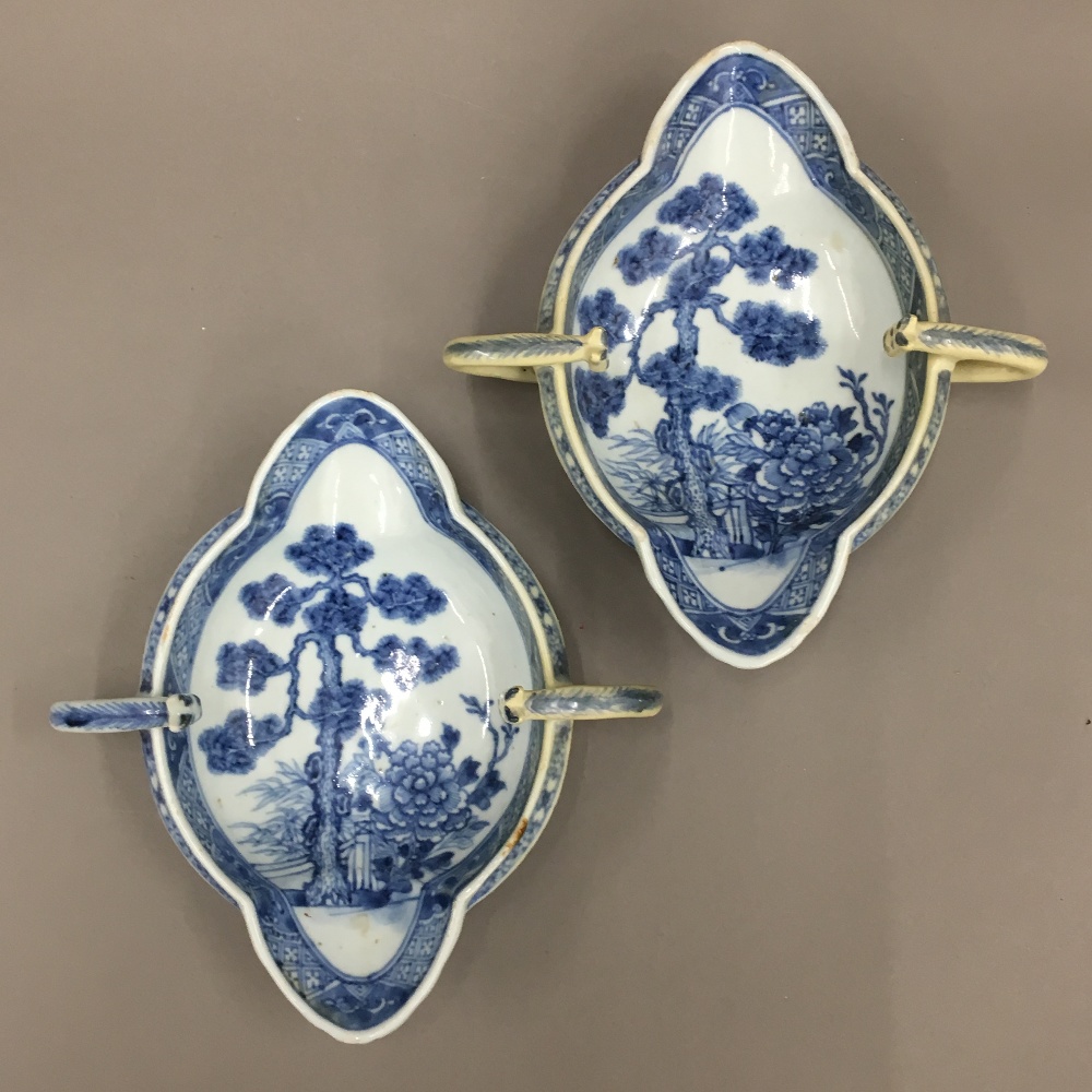 A pair of double lipped 18th century Chinese export sauce boats