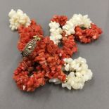 A white and red coral necklace (62 grammes total weight)