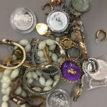 A quantity of costume jewellery