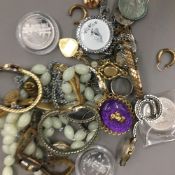 A quantity of costume jewellery