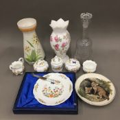 A small quantity of decorative ceramics