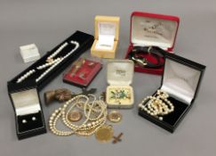 A quantity of costume jewellery