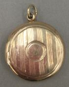 A 9 ct gold triple photo locket (9.