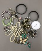 A small quantity of costume jewellery