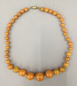 An amber necklace with round graduated beads (47.