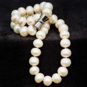 A pearl bead necklace Set with magnetic clasp. 44 cm long.