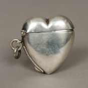 An Edwardian silver heart shaped vesta case, hallmarked Birmingham 1901, maker's mark indistinct.