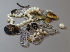 A quantity of costume jewellery