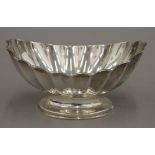 A silver scallop shaped footed bowl (5.