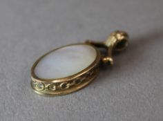 A 9 ct gold mother-of-pearl pendant (3.