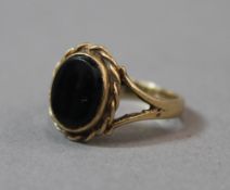 A 9 ct gold and onyx ring (3.