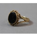 A 9 ct gold and onyx ring (3.