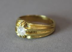 An 18 ct (tested) yellow gold gentleman's gypsy ring (8.