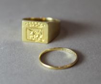 An 18 ct gold signet ring, hallmarked 750 (12.