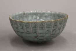 A Chinese crackle glaze bowl