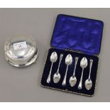 A cased set of silver teaspoons (2.